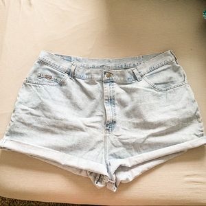 Vintage light wash mom jean shorts!!